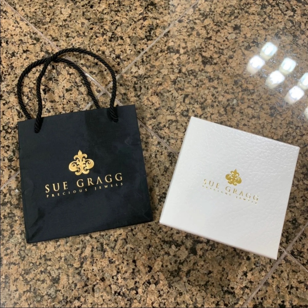 Sue Gragg. 💕💕💕 gift box & shopping bag